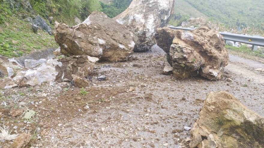 Điện Biên khắc phục sự cố đá lớn rơi khiến Quốc lộ 279 ách tắc giao thông