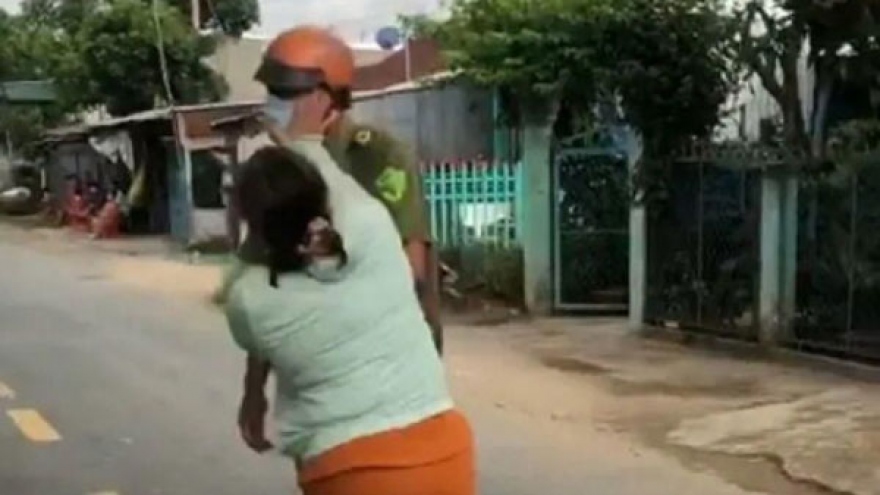 Nóng 24h: Người phụ nữ chửi bới, đánh công an vì chồng bị lập biên bản