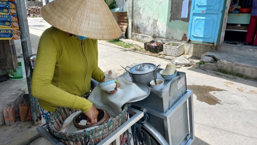 Lao động tự do tạm trú ở Hà Nội không phải về quê xin xác nhận hỗ trợ