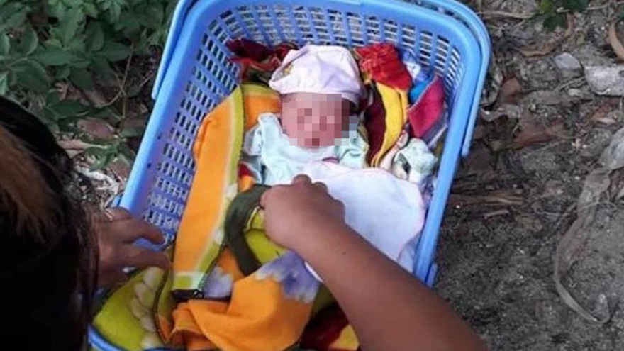 Bé gái sơ sinh bị bỏ rơi trong giỏ nhựa màu xanh dưới gốc cây xoài