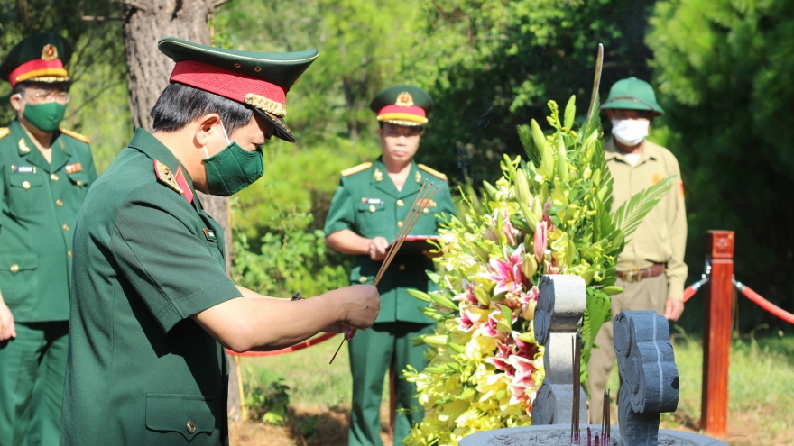 Dâng hương, viếng mộ Đại tướng Võ Nguyên Giáp kỷ niệm 110 năm ngày sinh
