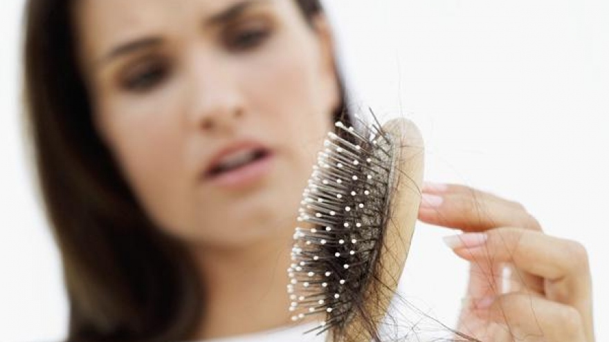 Nguyên nhân khiến bạn bị rụng tóc trong thời gian nghỉ dịch tại nhà