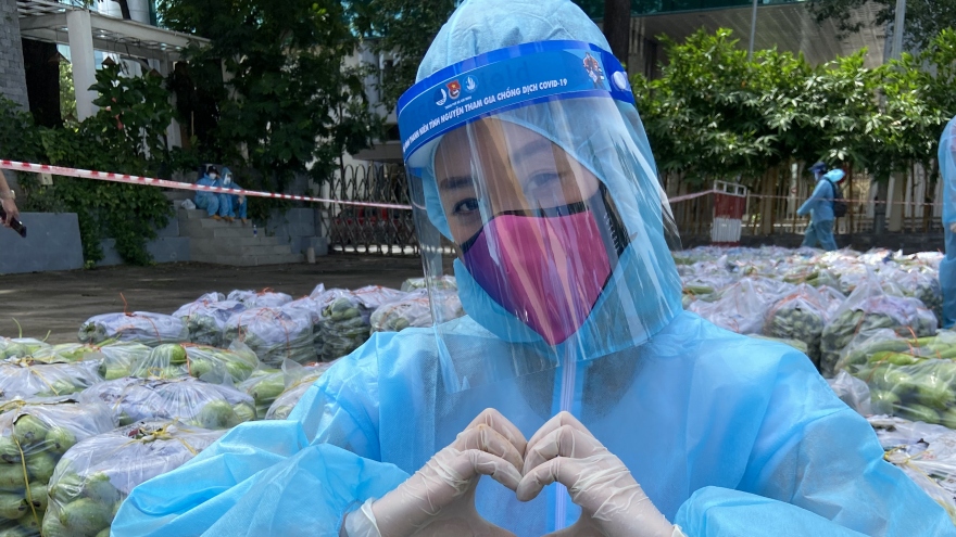 Video: Hoa hậu Khánh Vân mặc áo bảo hộ hát "Cả nước không ưa em"