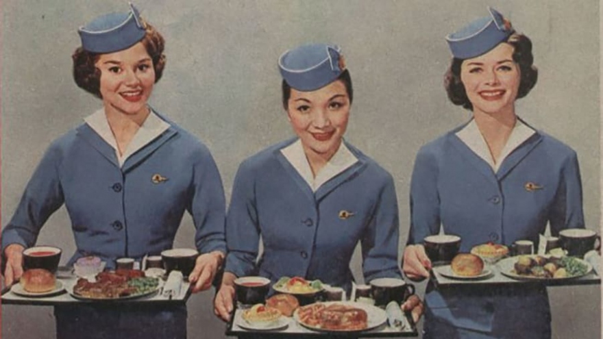 Những bữa ăn trên máy bay từng thịnh soạn đến mức nào?