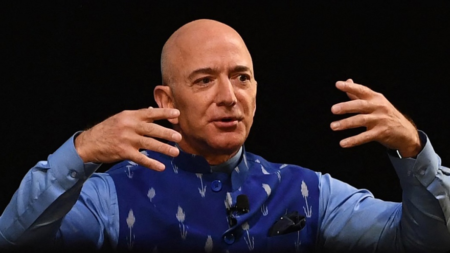 Jeff Bezos vẫn giữ vị trí là người giàu nhất thế giới