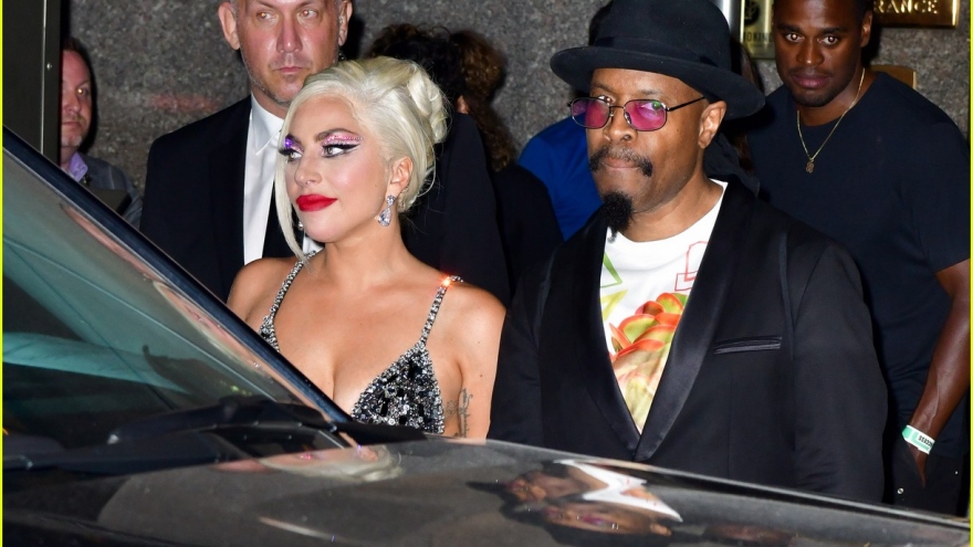 Lady Gaga được Michael Bearden "hộ tống" ra xe sau buổi biểu diễn với Tony Bennett