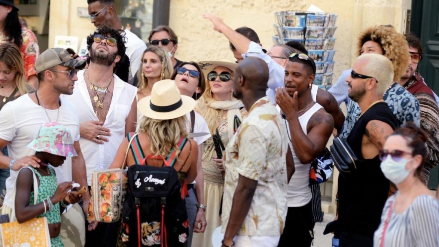 Madonna và tình trẻ nắm tay thân mật đi thăm thú cảnh đẹp ở Italy