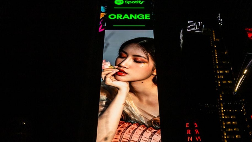 Vừa ra mắt MV mới, Orange bất ngờ xuất hiện trên quảng trường thời đại Mỹ