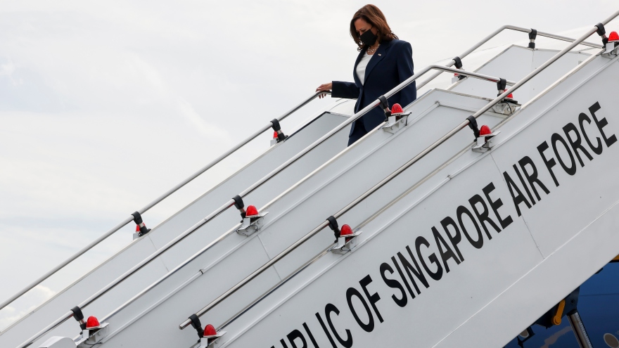 Lộ trình từ Singapore tới Việt Nam của Phó Tổng thống Mỹ bị chậm so với kế hoạch