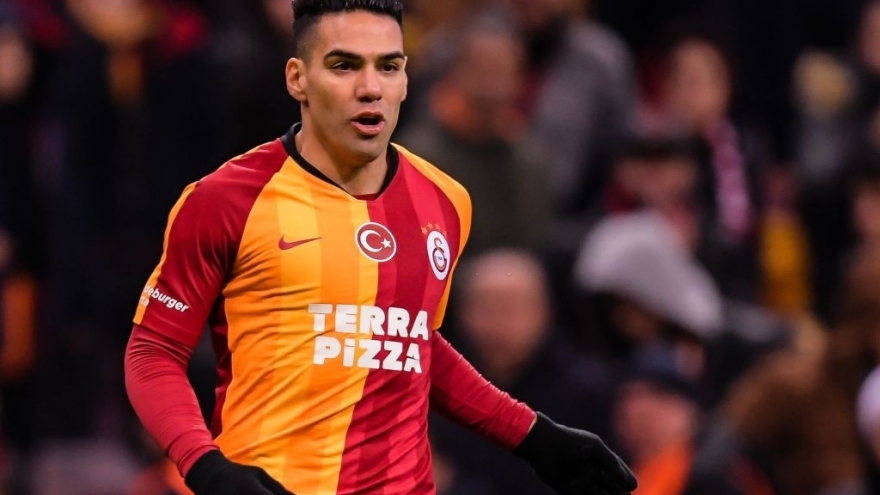 Cựu sao MU và Chelsea bị Chủ tịch của Galatasaray “đuổi khéo”