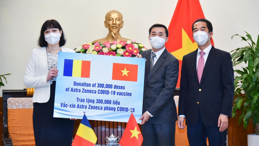Tiếp nhận 300.000 liều vaccine AstraZeneca Romania tặng Việt Nam