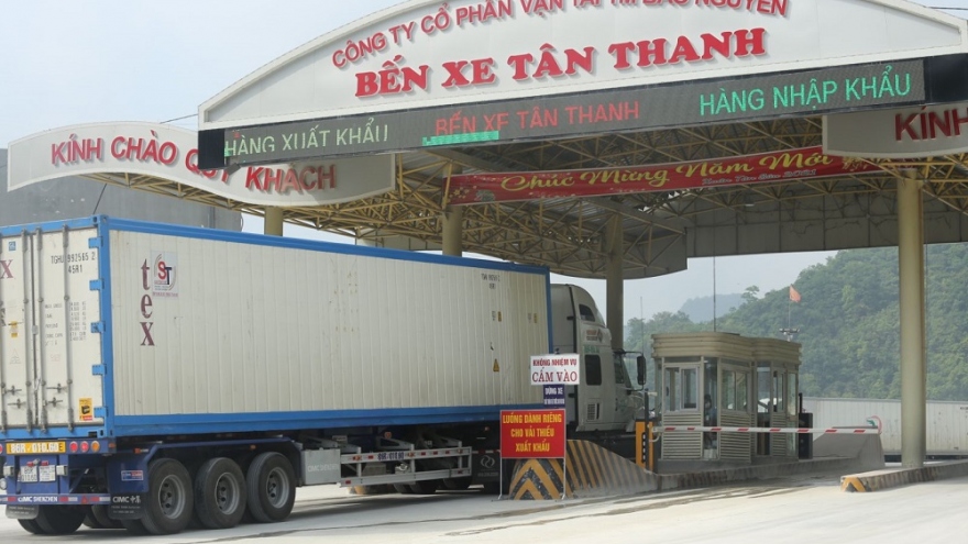Hàng trăm xe hàng chờ làm thủ tục tại Tân Thanh do phía Trung Quốc tạm ngừng thông quan