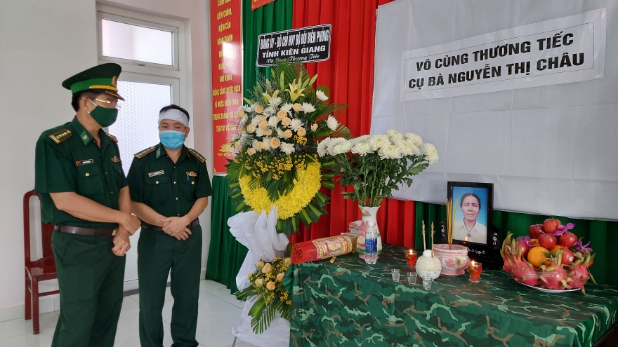 2 cán bộ biên phòng Kiên Giang chịu tang mẹ tại đơn vị