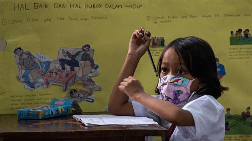 Dịch Covid-19 có xu hướng giảm, Indonesia mở cửa trường học hạn chế