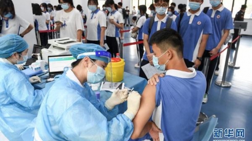 Biến thể Delta hoành hành, Trung Quốc tăng tốc tiêm vaccine Covid-19 cho thanh thiếu niên