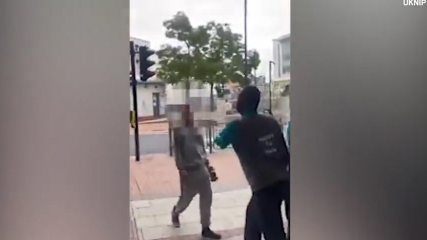 Video: Nhân viên bị cụt một tay vẫn tung cước khống chế tên trộm cửa hàng