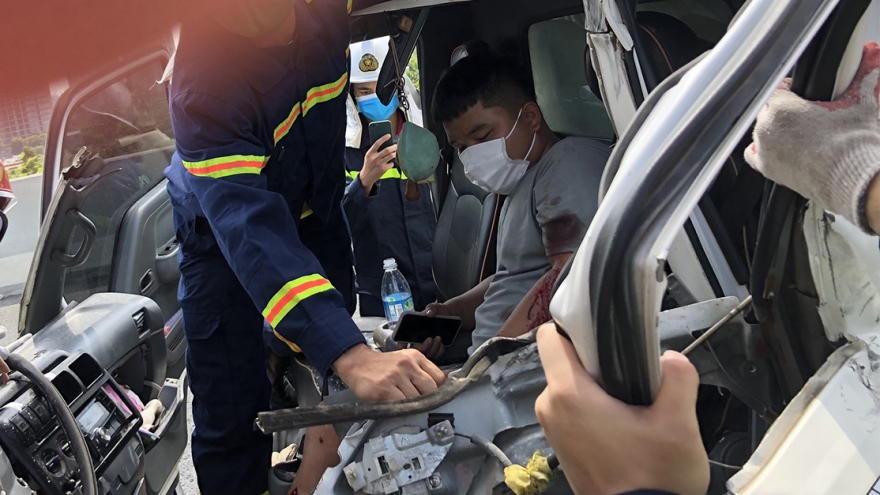 Hà Nội: Cảnh sát phá ca bin cứu tài xế sau vụ tai nạn