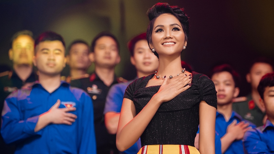 Hoa hậu H'Hen Niê hỗ trợ học phí cho trẻ mất cha mẹ vì Covid-19