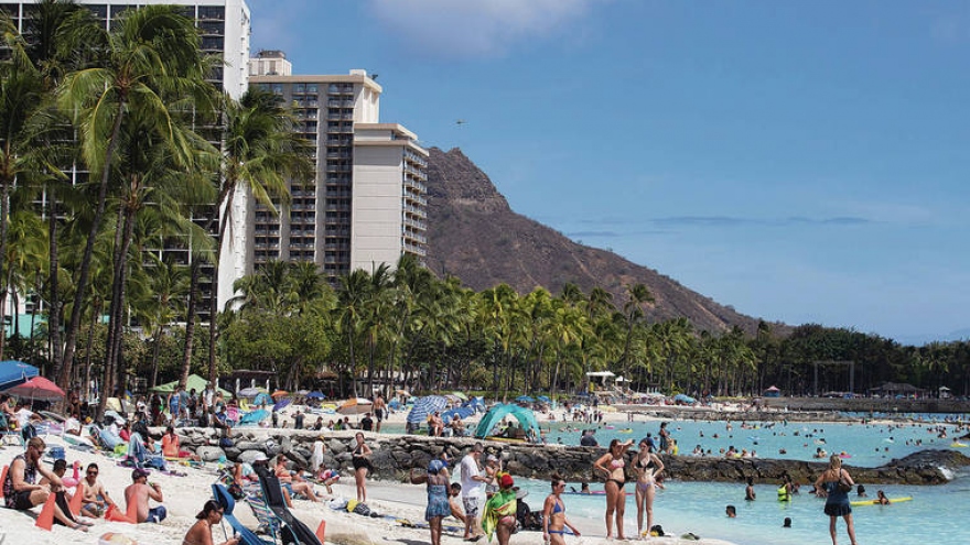 Hawaii "chật vật" vì quá đông khách du lịch