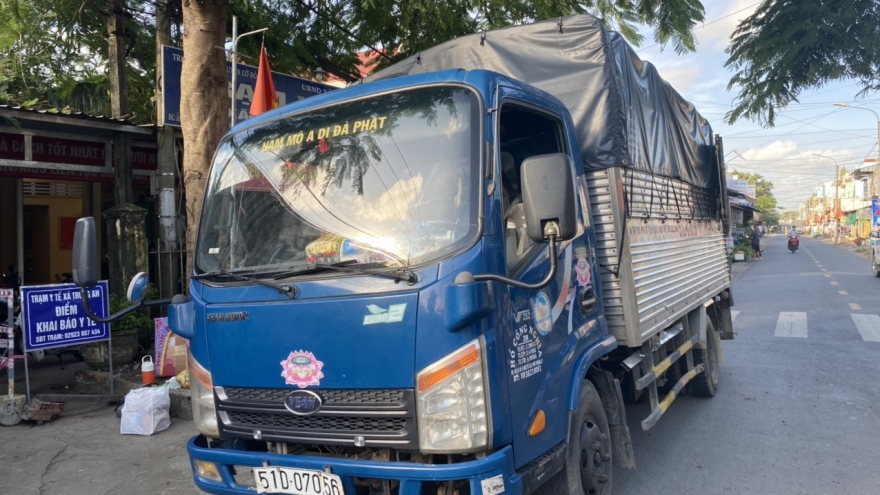 Xe tải “luồng xanh” chở người từ TP.HCM về Cần Thơ với giá 3,5 triệu đồng