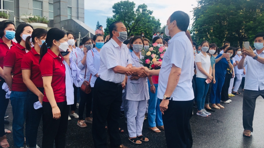 500 nhân viên y tế Hưng Yên lên đường hỗ trợ Hà Nội chống dịch