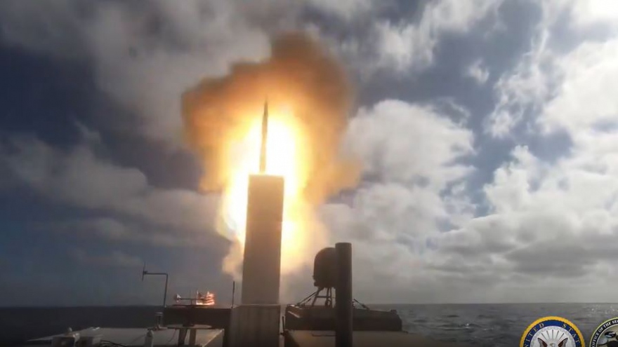 Cận cảnh Hải quân Mỹ phóng thành công tên lửa SM-6 từ "tàu ma" USV Ranger
