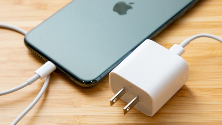 Châu Âu yêu cầu iPhone có cổng USB-C, rời bỏ Lightning