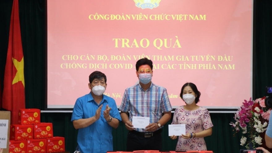 Công đoàn Viên chức Việt Nam trao quà cho lực lượng tham gia tuyến đầu chống dịch
