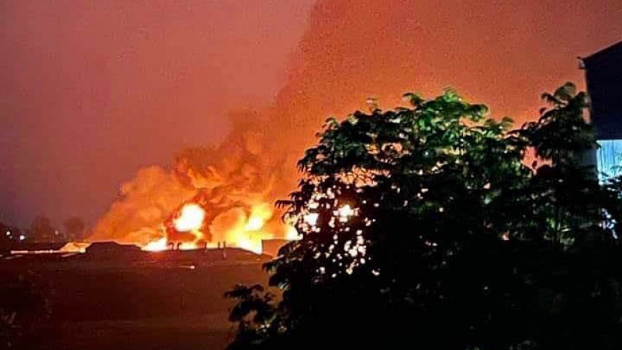Khói lửa bốc cháy ngùn ngụt tại nhà máy sản xuất cồn ở Hà Nội