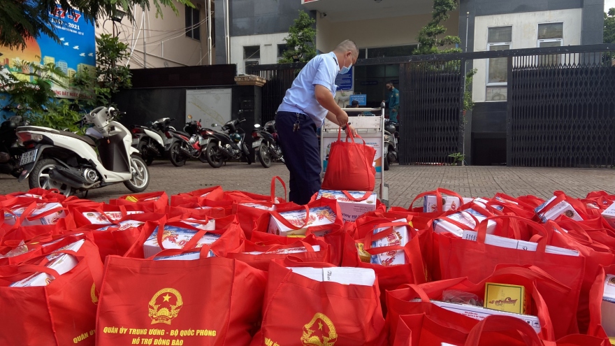 Bộ Quốc phòng trao 100.000 phần quà và 4.000 tấn gạo hỗ trợ người dân TP.HCM