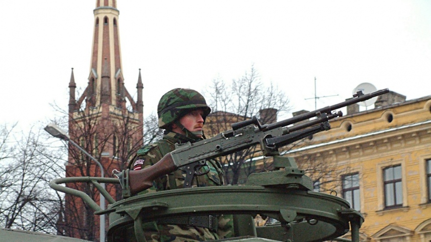 Quân đội Latvia bị chỉ trích vì tập trận giữa đường phố khiến người dân hoảng loạn