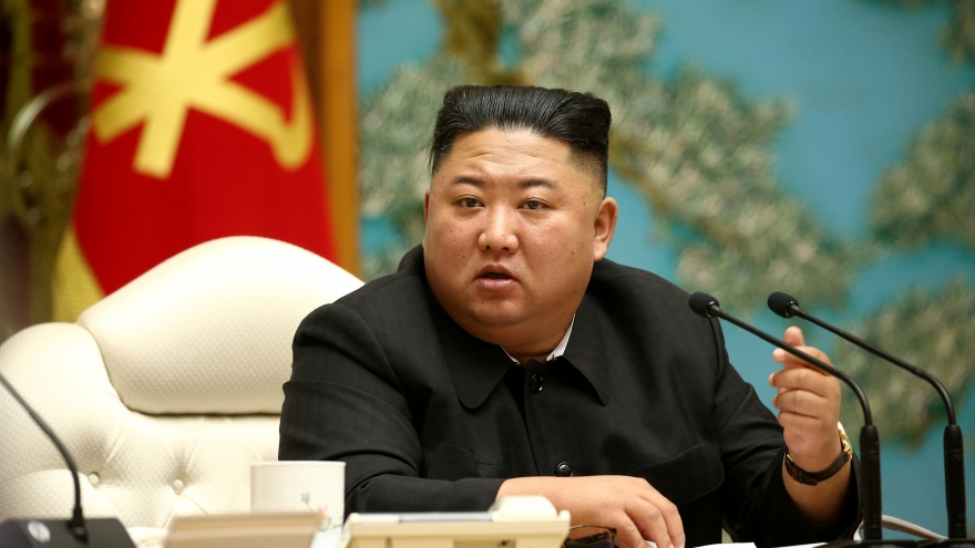 Ông Kim Jong Un gửi cảnh báo mới tới Mỹ, "chìa cành ô liu" với Hàn Quốc