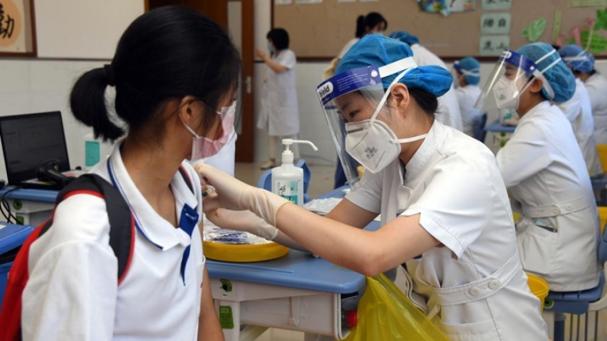 Trung Quốc hoàn thành tiêm vaccine Covid-19 cho 91% học sinh từ 12-17 tuổi