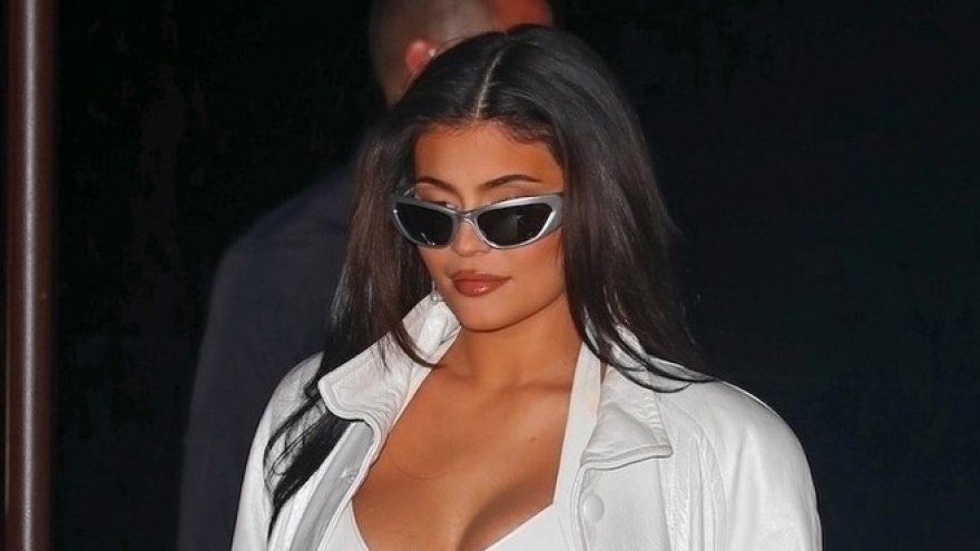 Kylie Jenner diện đầm ngắn bó sát, "ôm" bụng bầu ra phố