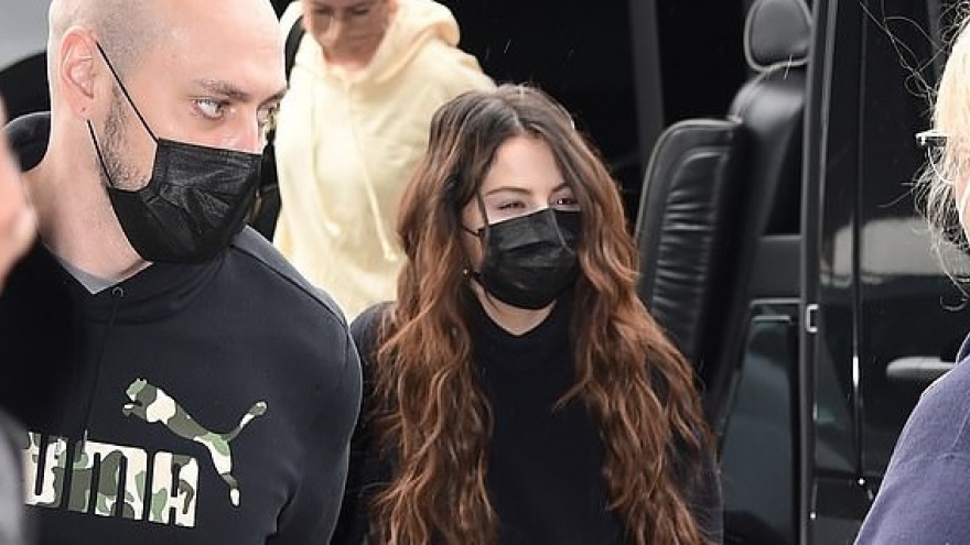 Selena Gomez lộ vẻ mệt mỏi xuất hiện tại sân bay JFK