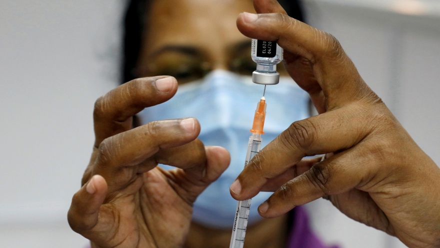 Người chưa tiêm vaccine Covid-19 ở Singapore "tổn thương" vì bị phân biệt đối xử
