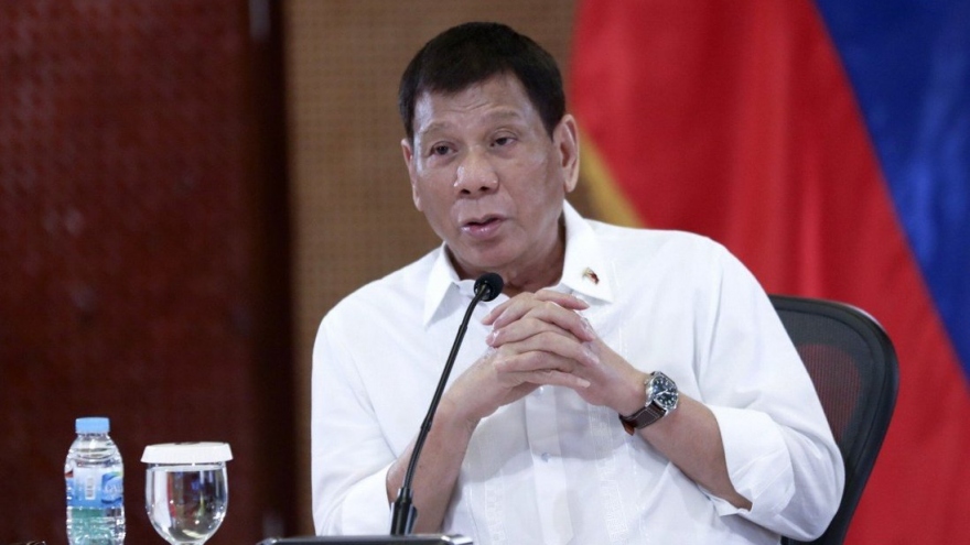 Tổng thống Philippines xem xét bắt buộc người dân tiêm vaccine Covid-19