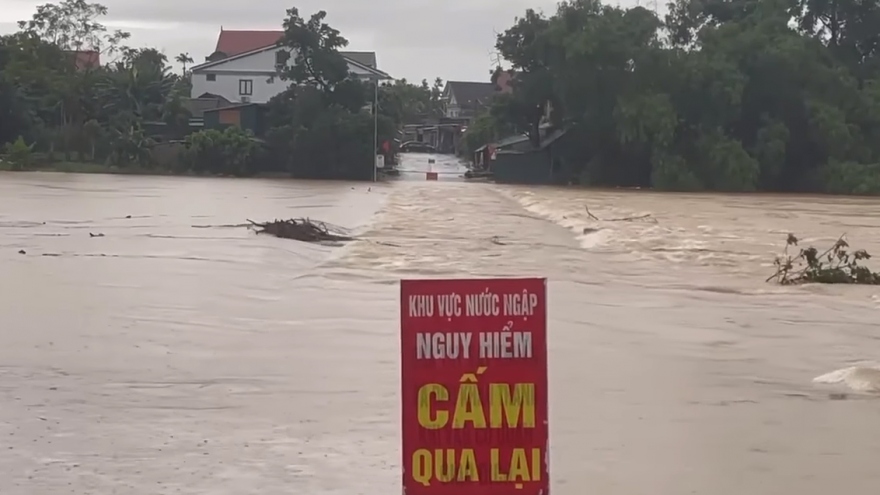 Mưa lớn, đất đá đổ sập xuống quốc lộ 8A khiến giao thông tê liệt