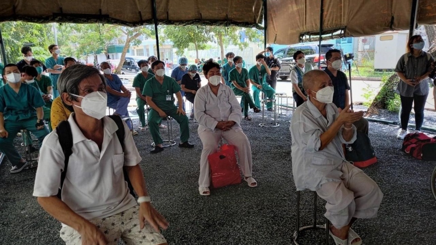 7 bệnh nhân nặng ở Trung tâm Hồi sức tích cực COVID-19, BV Bạch Mai xuất viện