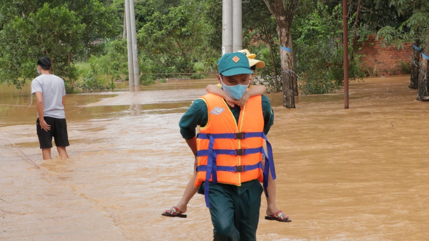 Nước suối dâng cao, nhiều nhà dân ở Bình Phước bị ngập
