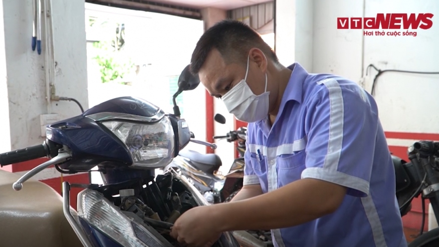 Video: Ô tô, xe máy xếp kín cửa hàng chờ sửa sau 2 tháng giãn cách
