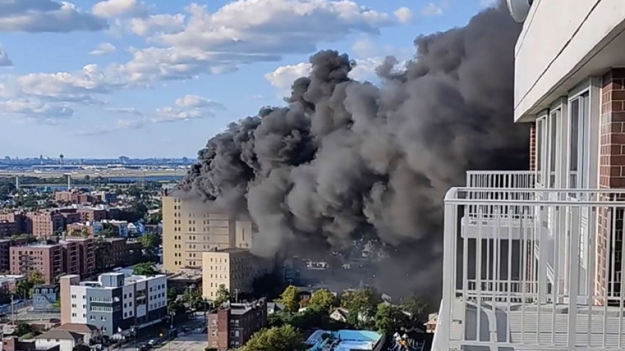 Cháy bệnh viện St. John tại New York (Mỹ) tạo ra cột khói đen cao hàng trăm mét