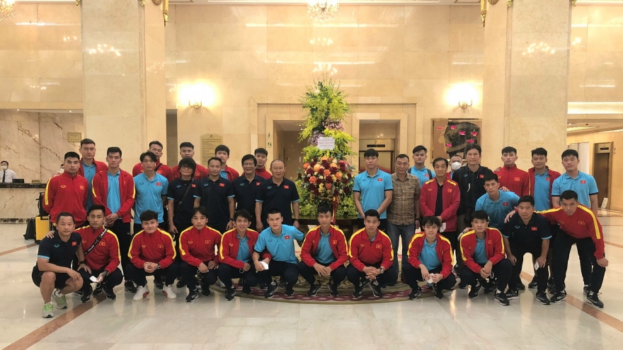 Chủ tịch nước Nguyễn Xuân Phúc gửi hoa và động viên ĐT Việt Nam