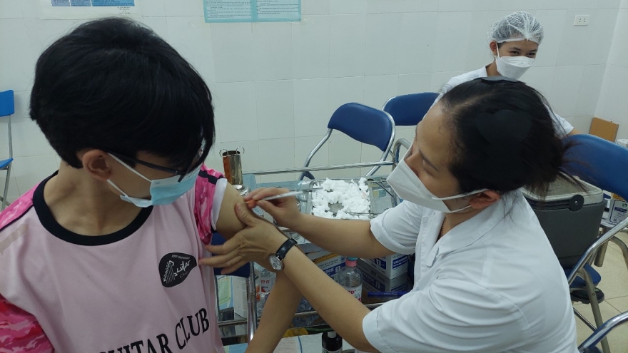 Người dân Hà Nội xếp hàng chờ tiêm vaccine trong đêm