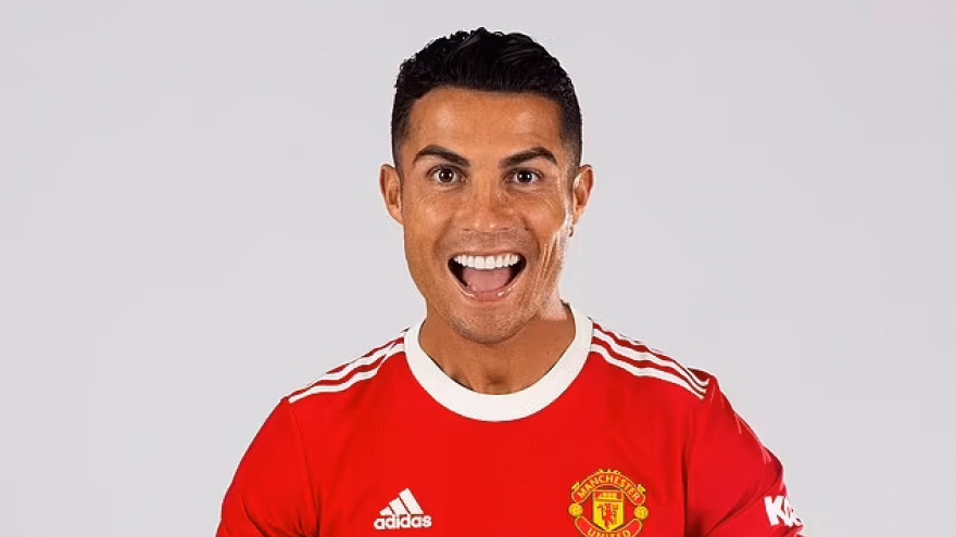 Những hình ảnh đầu tiên của Ronaldo trong màu áo mới MU