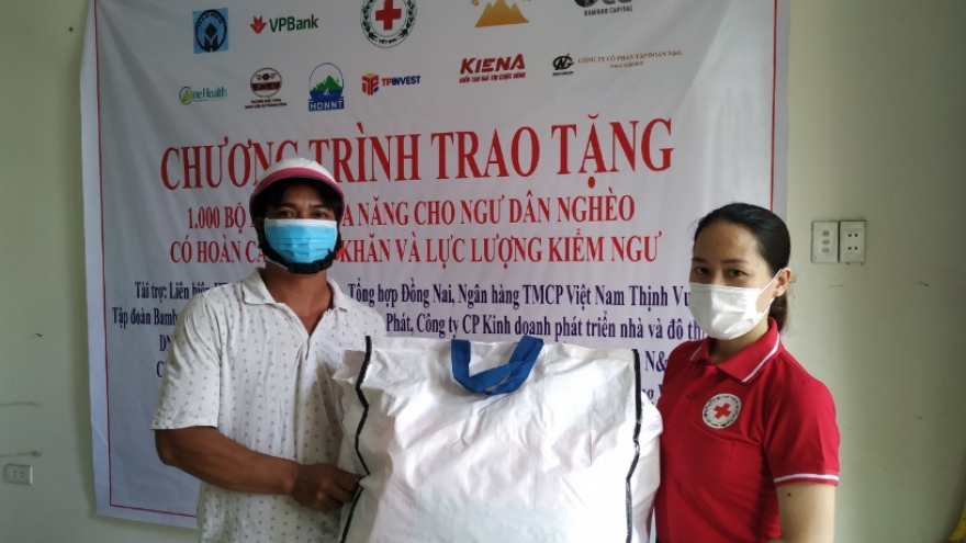 Đà Nẵng, Phú Yên trao 2.000 bộ áo phao cứu sinh cho ngư dân