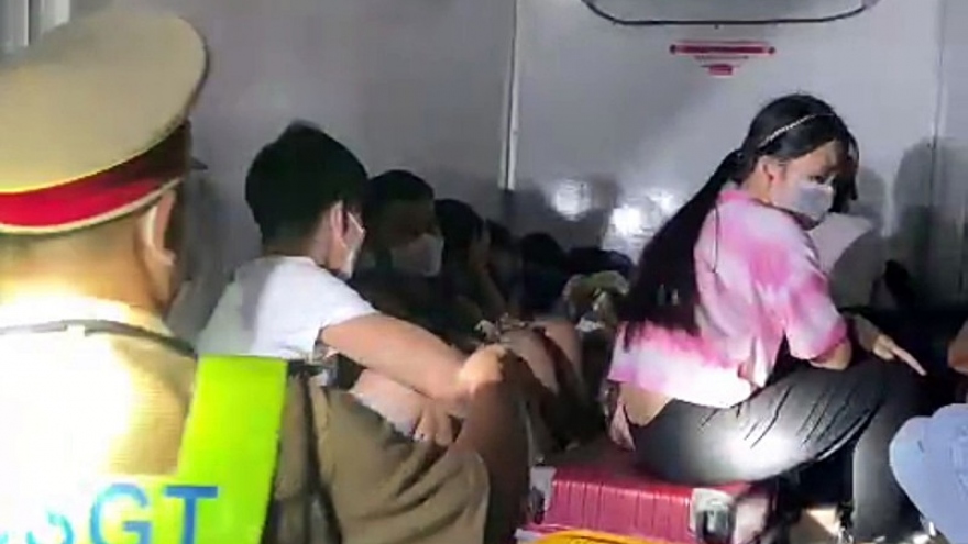 "Giấu" 15 người trong thùng xe đông lạnh để 'thông chốt'