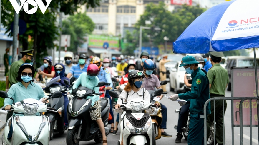 Thủ tướng yêu cầu Hà Nội điều chỉnh bất cập trong cấp giấy đi đường