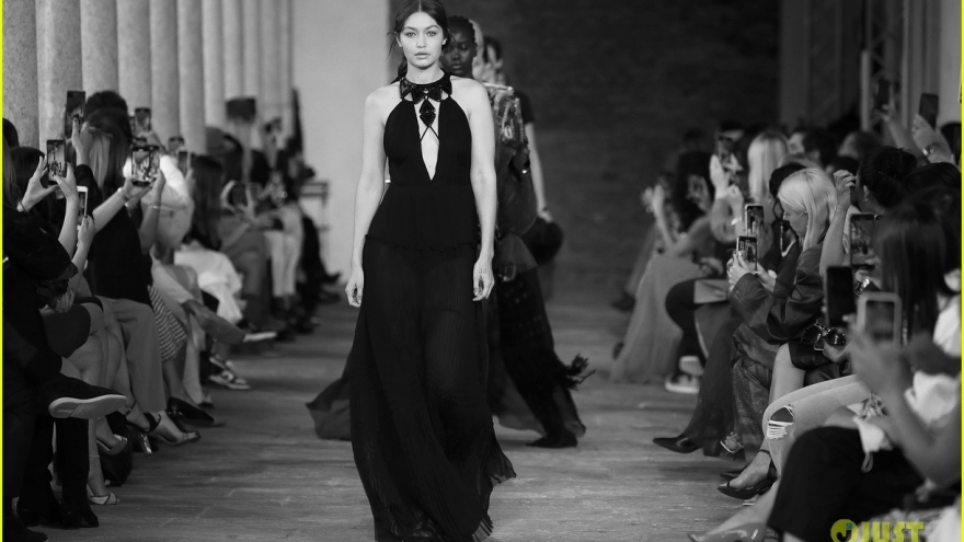 "Gái một con" Gigi Hadid tái xuất trên sàn catwalk của Tuần lễ thời trang Milan