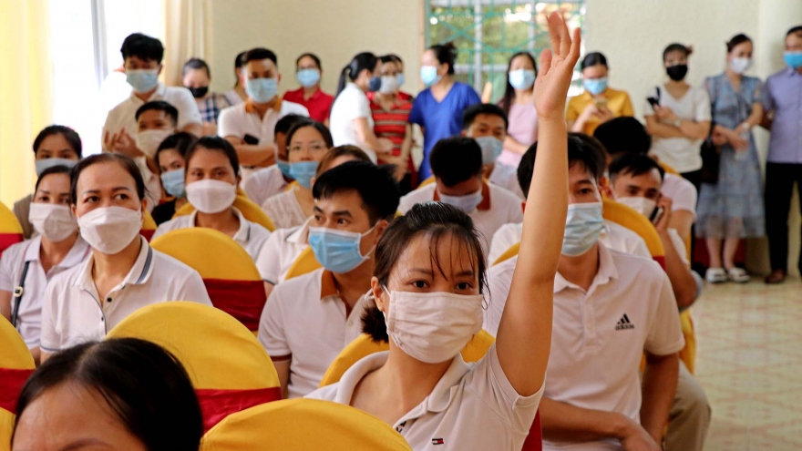 200 cán bộ y tế Hoà Bình lên đường hỗ trợ Hà Nội chống dịch COVID-19